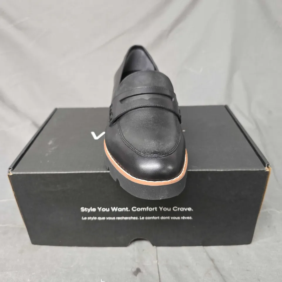 BOXED PAIR OF VIONIC CHERYL NAPPA SHOES IN BLACK - 6