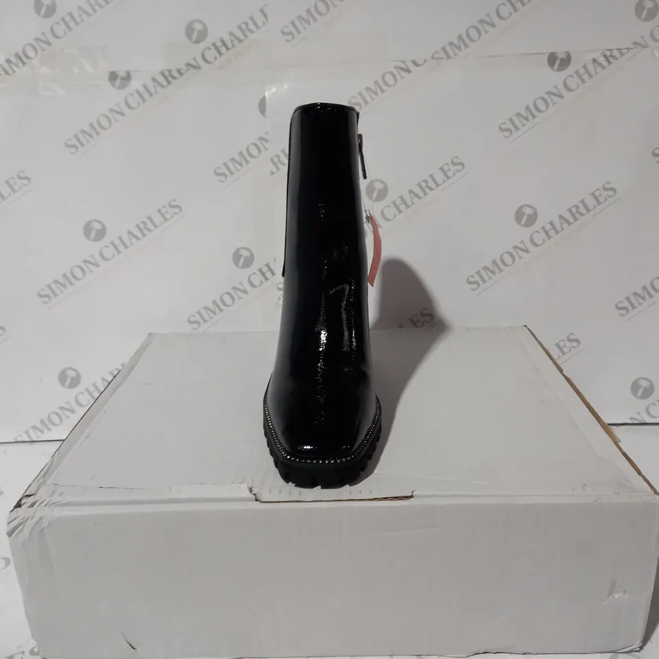 BOXED PAIR OF MODA LEXIIE BLACK PATENT BOOTS SIZE 7