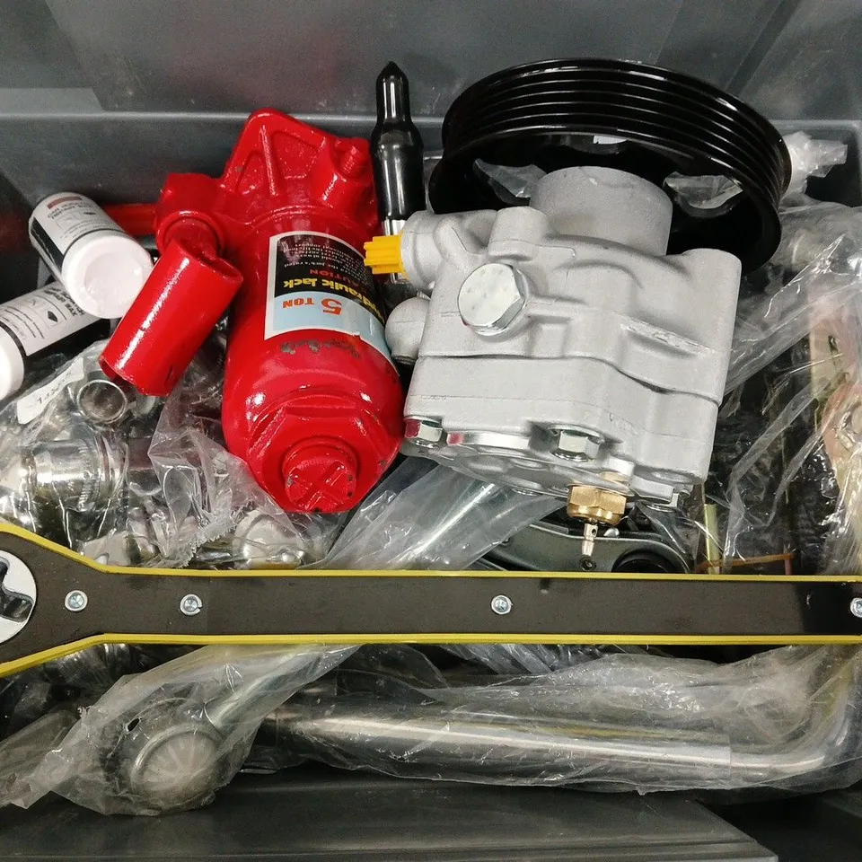 APPROXIMATELY 10 ASSORTED VEHICLE PARTS & ACCESSORIES TO INCLUDE RATCHET STRAPS, 5 TON HYDRAULIC JACK, CAR SCRATCH KIT, ETC - COLLECTION ONLY