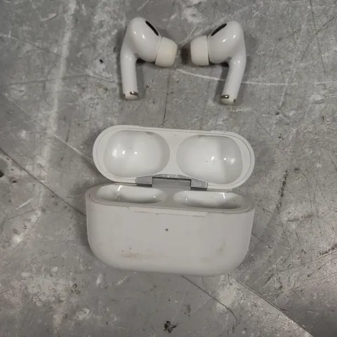 PAIR OF APPLE AIRPODS PRO A2190 1ST GEN IN WHITE