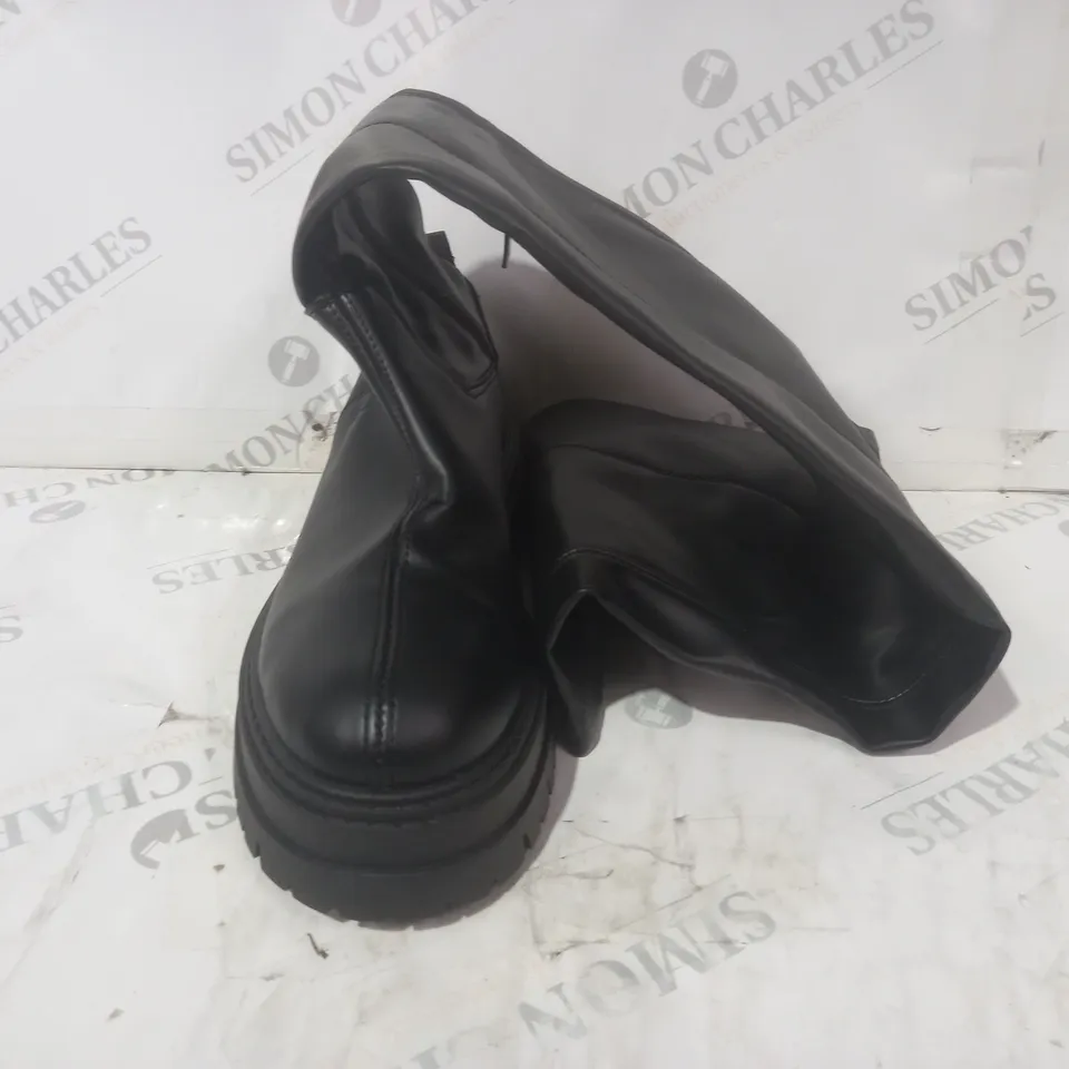 BOXED PAIR OF DESIGNER THIGH HIGH BOOTS IN BLACK EU SIZE 38