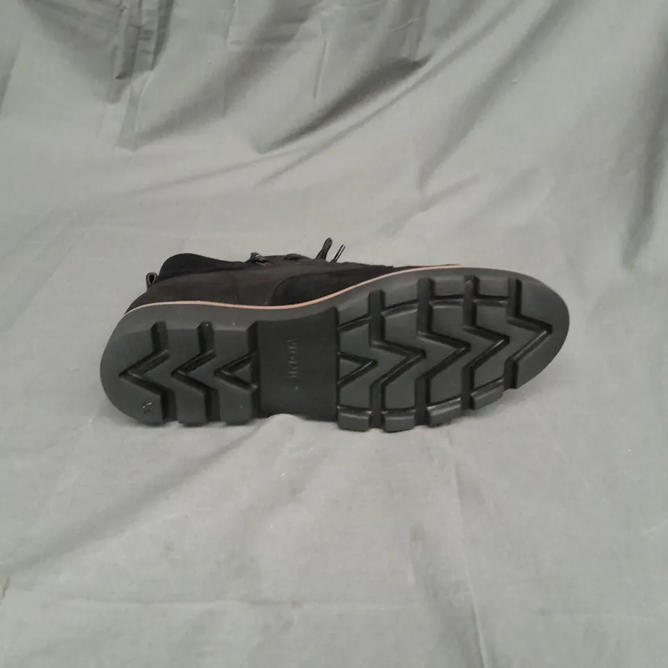 VIONIC LADIES BLACK SUEDE LACE UP BOOTS SIZE 5.5