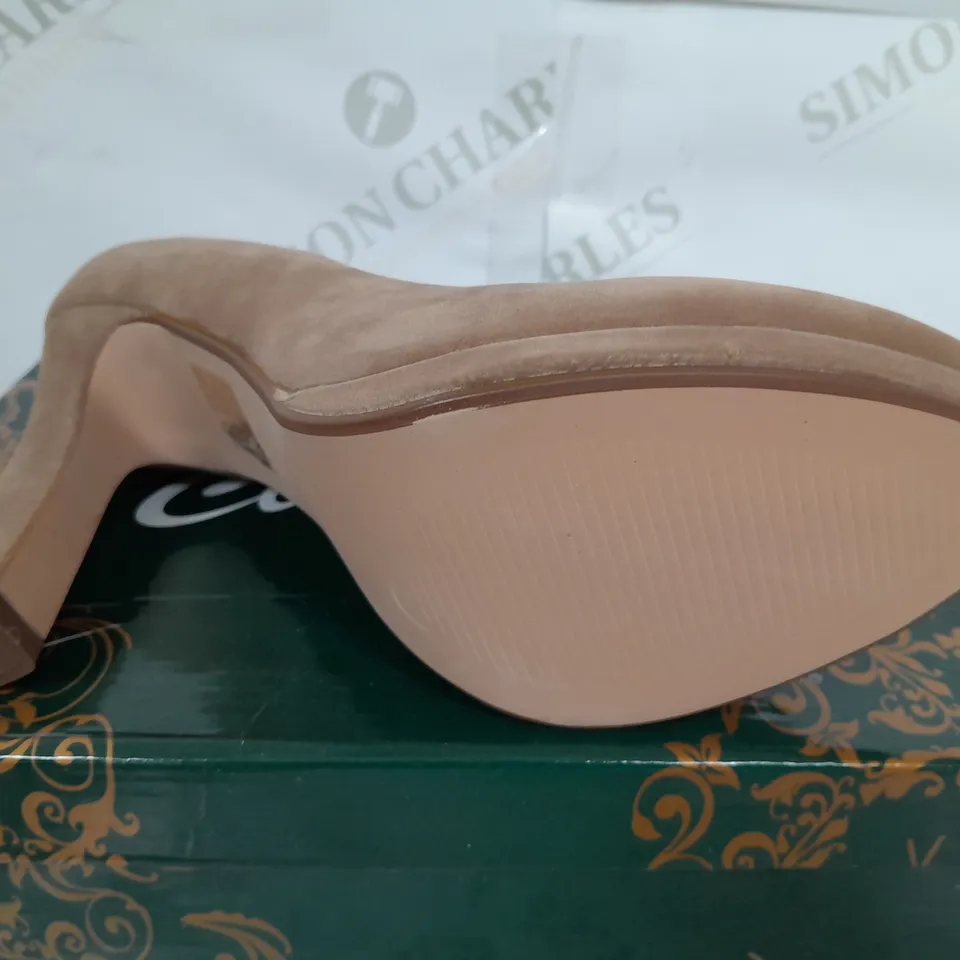 BOXED PAIR OF CLARAS CLOSED TOE THIN BLOCK HEELS IN CAMEL - SIZE 39