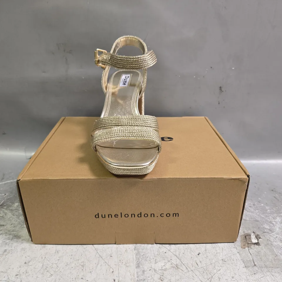 BOXED PAIR OF DUNE LONDON 392 MANIFES OPEN TOE BLOCK HEEL SANDALS IN METALLIC GOLD SIZE 5