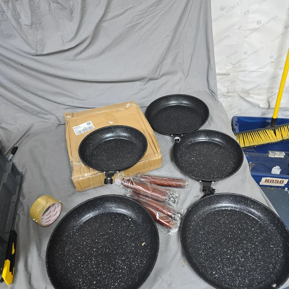SET OF FIVE SPECKLED NON-STICK FRYING PANS WITH DETACHABLE HANDLES