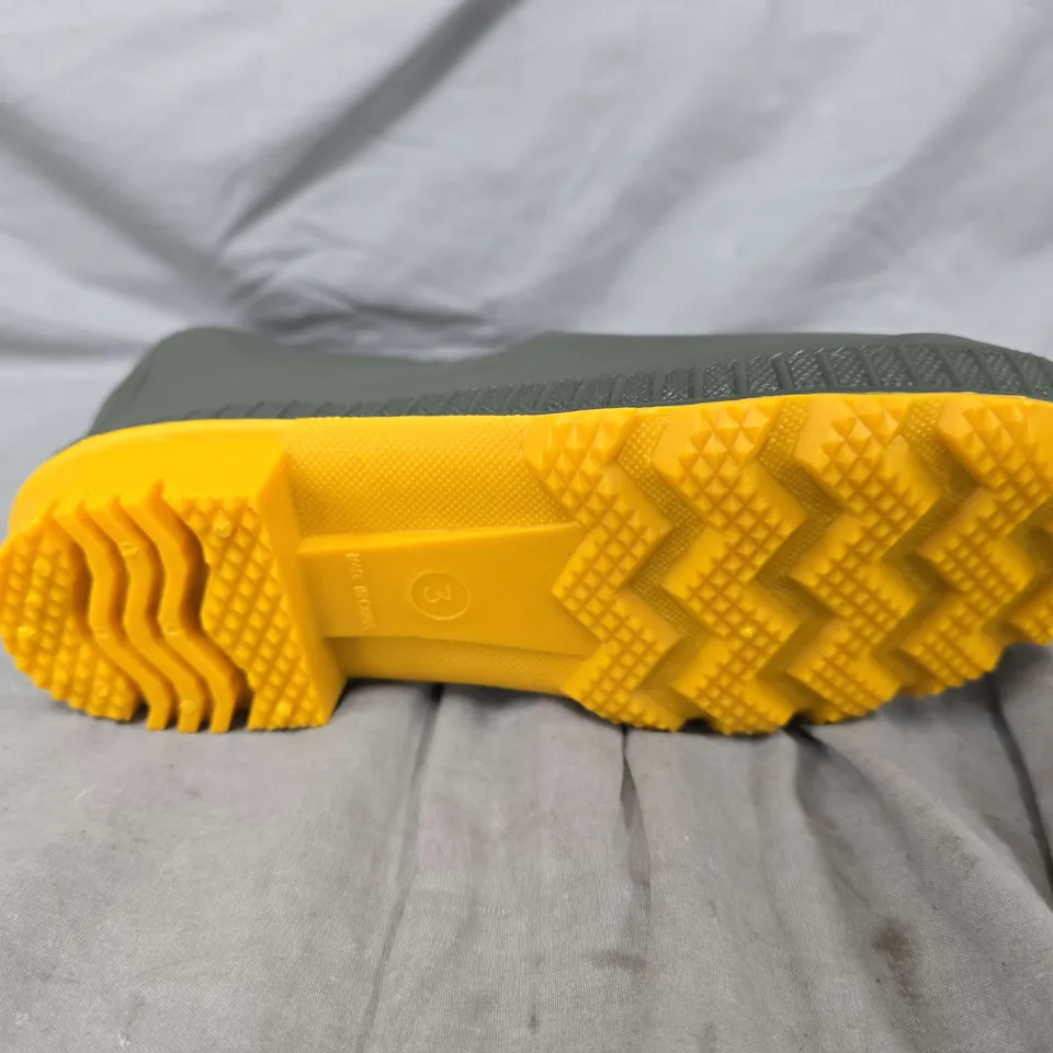 UNBOXED PAIR OF MOUNTAIN WAREHOUSE PLAIN KIDS WELLIES KHAKI - UK 3