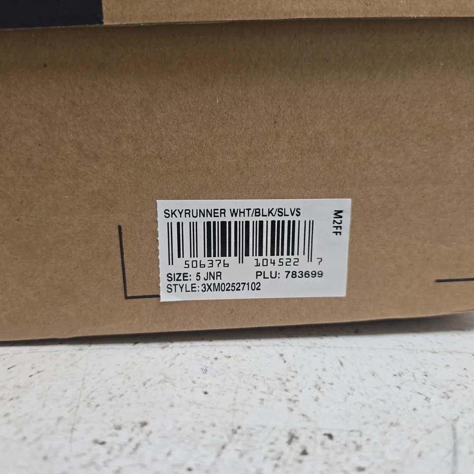 BOXED PAIR OF FILA SKYRUNNER WHITE TRAINERS – JUNIOR UK SIZE 5