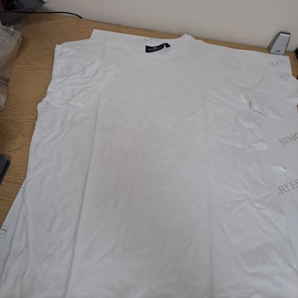 WHITE DUCK AND COVER T-SHIRT SIZE XL 