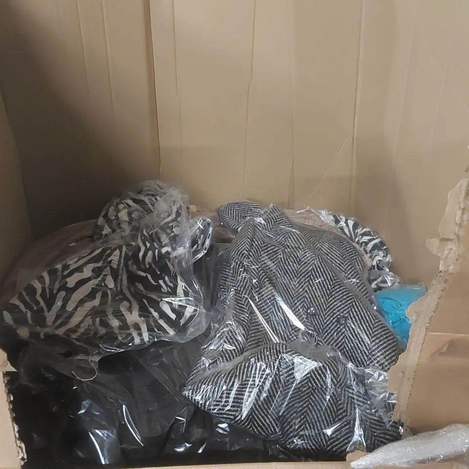 PALLET CONTAINING APPROXIMATELY 50x BRAND NEW ASSORTED DESIGNER CLOTHING ITEMS