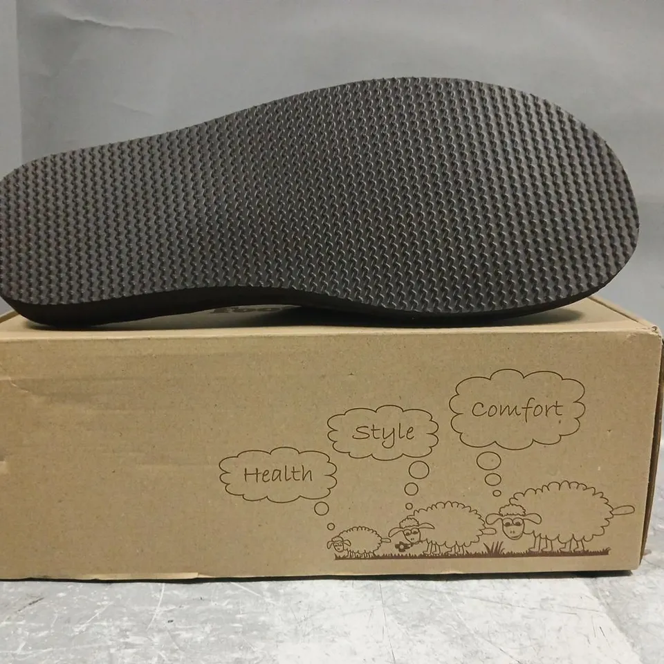 BOXED PAIR OF FOOT HUGS MEN'S SUEDE LEATHER SLIPPERS IN DARK BROWN SIZE UK 11