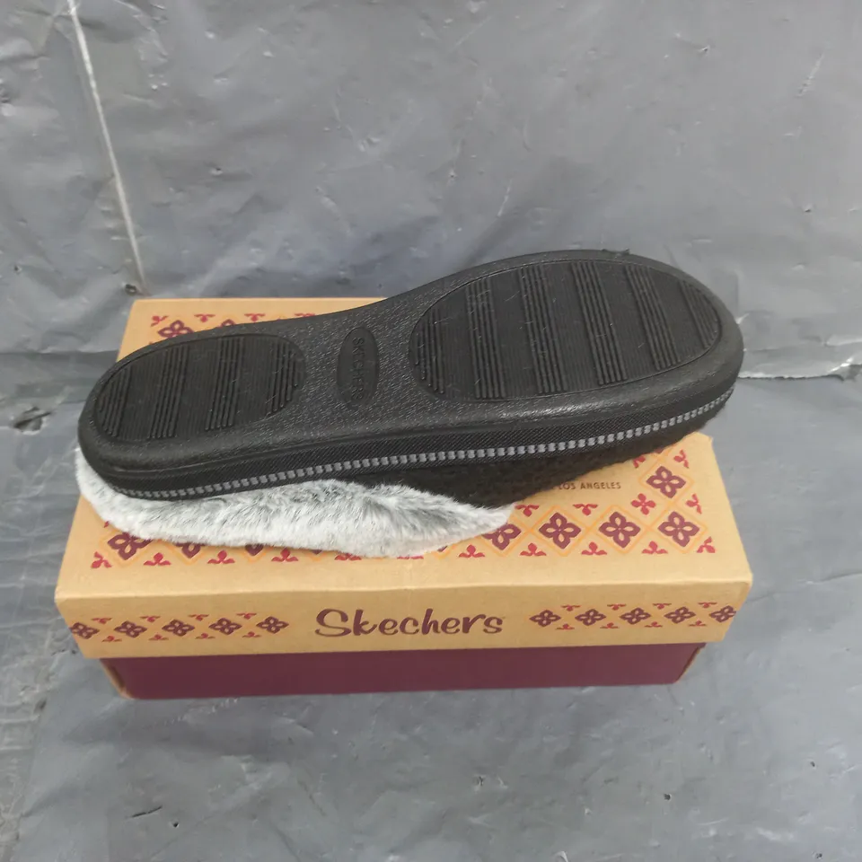 SKECHERS OPEN BACK SLIPPERS SIZE 4.5