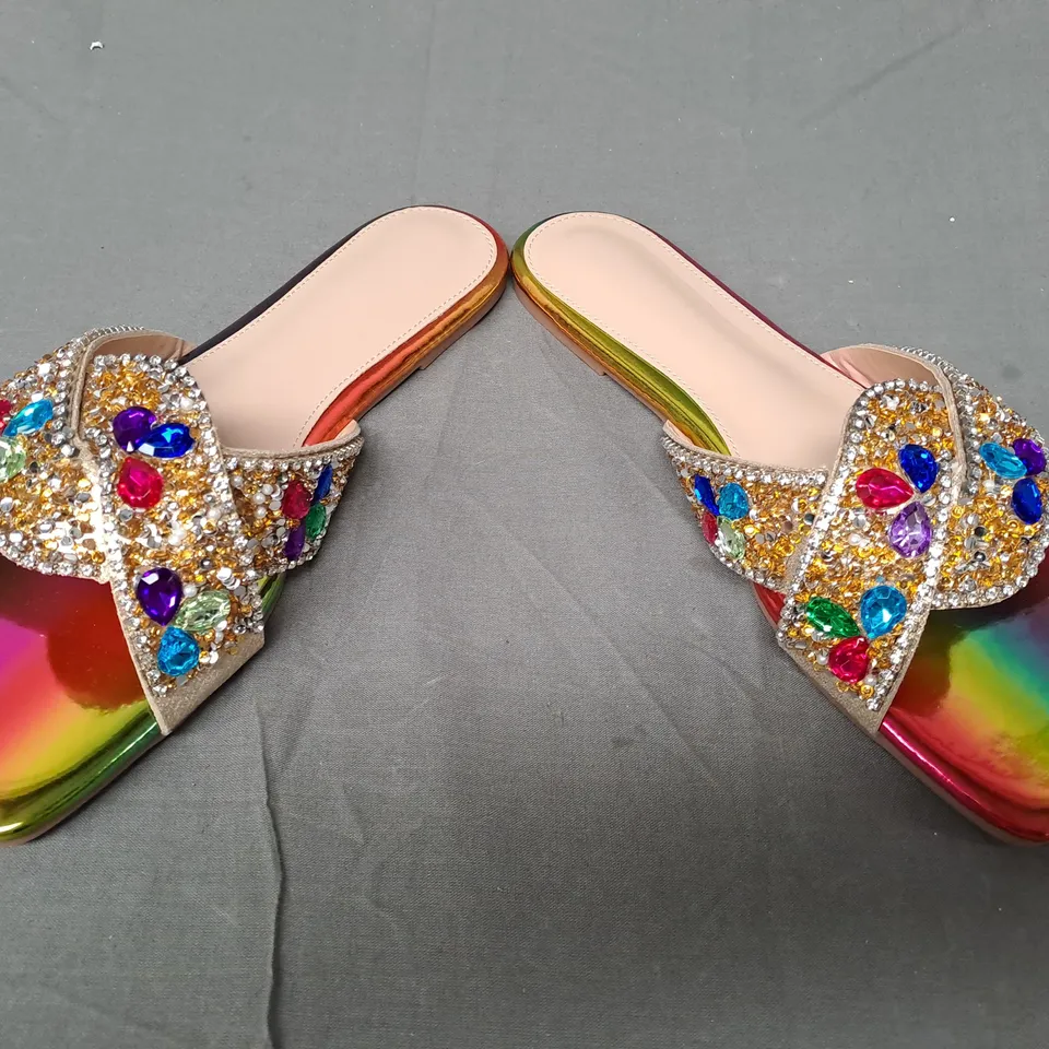BOXED PAIR OF DESIGNER OPEN TOE FLAT SANDALS IN METALLIC MULTICOLOUR W. JEWEL EFFECT EU SIZE 40