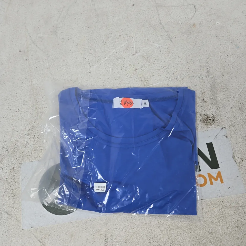 BOX OF APPROXIMATELY 20 ASSORTED ITEMS TO INCLUDE: & MAISI BLUE TSHIRT 