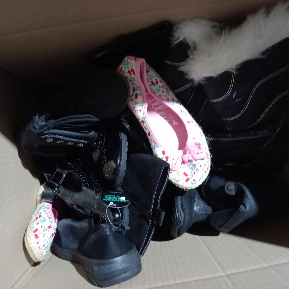 APPROXIMATELY 10 PAIRS OF ASSORTED KIDS SHOES IN VARIOUS STYLES AND SIZES 