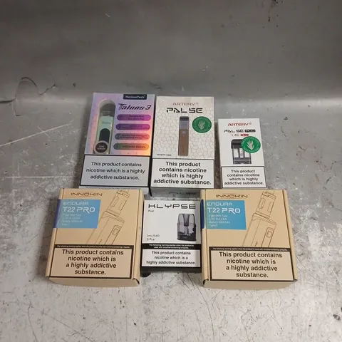 APPROXIMATELY 30 ASSORTED VAPES, E-CIGARETTES & ACCESSORIES TO INCLUDE INNOKIN ENDURA T22 PRO, HORIZON TECH TALONS 3, ARTERY PALSE, ETC 