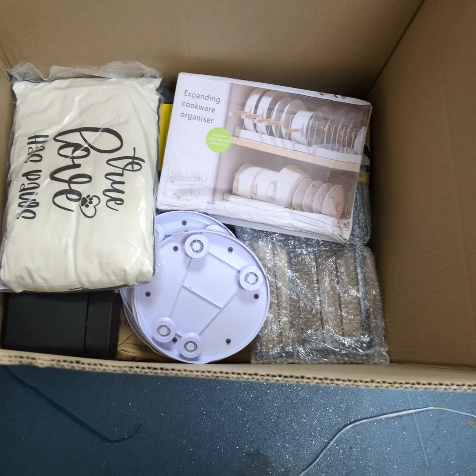 LOT OF APPROXIMATELY 25 ASSORTED HOUSEHOLD ITEMS TO INCLUDE DISHWASHER TABS, VILEDA CORDOMATIC AND COOKWARE ORGANISER