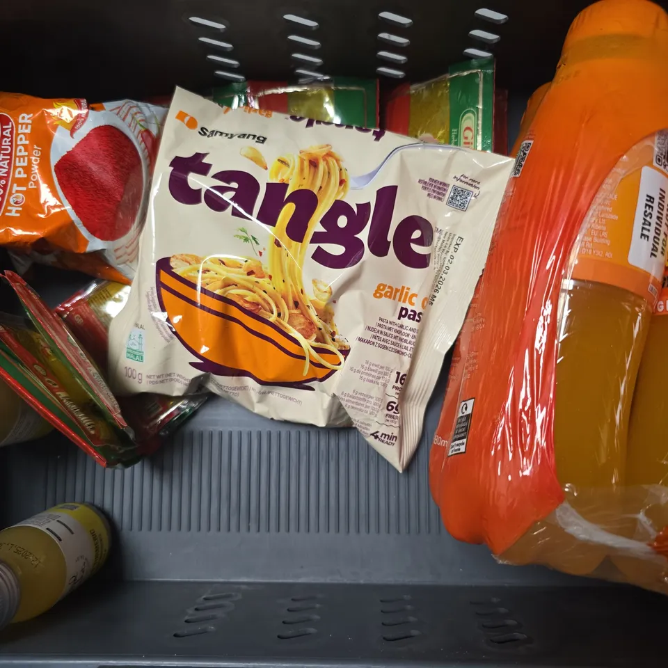 APPROXIMATELY 10 ASSORTED FOOD & DRINK ITEMS TO INCLUDE - LUCOZADE , HOT PEPPER POWDER , MERCHANT GOURMENT LENTIL & CHICKPEA TAGINE ETC