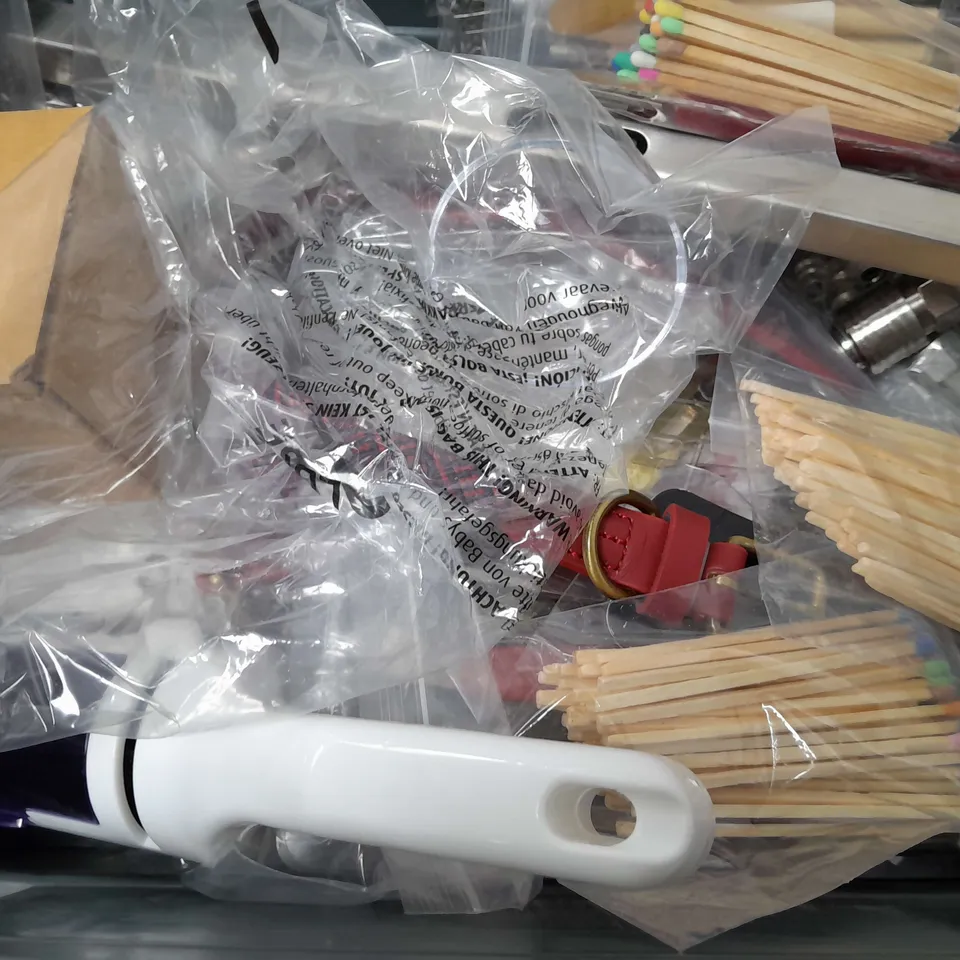 BOX OF APPROXIMATELY 14 ASSORTED ITEMS TO INCLUDE - METALLIC PAINT STICKS , SQUEEZER , MEPAL SIPPY CUP ETC