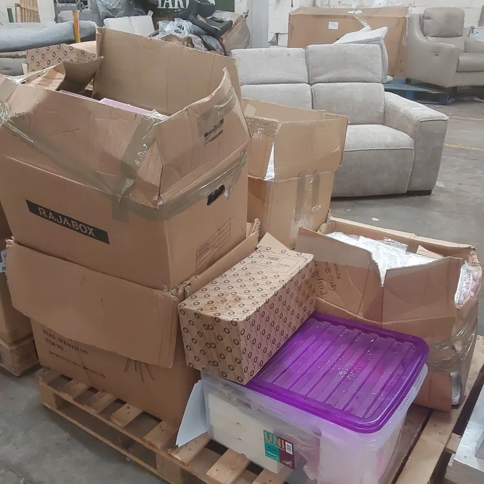PALLET CONTAINING A VERY LARGE QUANTITY OF ASSORTED BAKERY ITEMS INCLUDING: MOLDS, CUPCAKE BOXES, CAKE PLATE STAND ECT