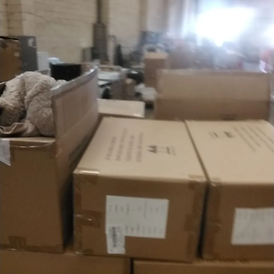 PALLET TO CONTAIN APPROXIMATELY 142 BRAND NEW DESIGNER CLOTHING ITEMS TO INCLUDE; SNUGGLE TOP CREAM, SNUGGLE TOP MUSHROOM