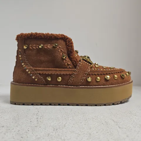BOXED PAIR OF KURT GEIGER MANSION COSY BOOTS IN TAN SIZE EU 39