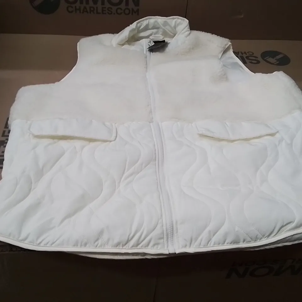 BOXED BRAND NEW APPROXIMATELY 7 JD WILLIAMS BORG GILLET CREAM SIZE 22