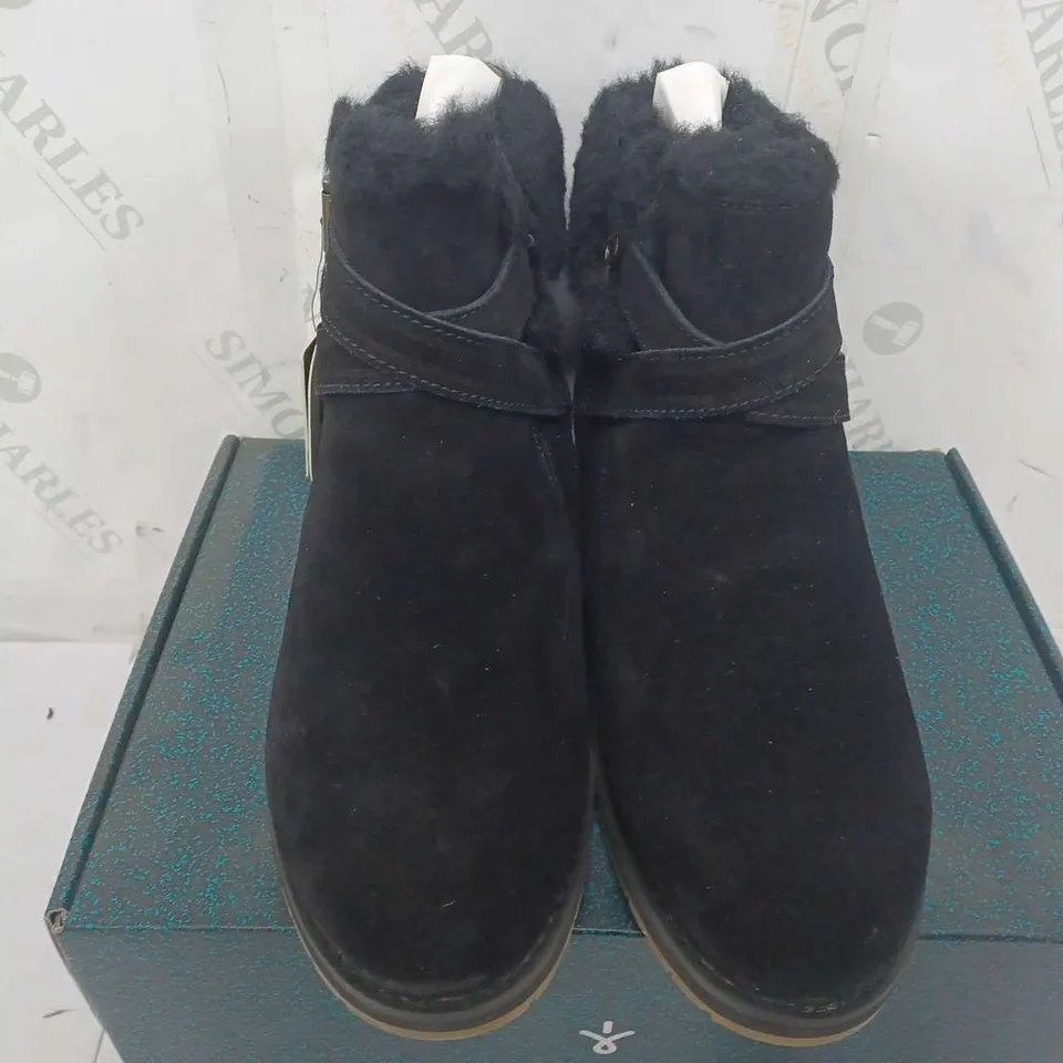 BOXED PAIR OF EMU AUSTRALIA FAUX SUEDE BOOTS IN BLACK - SIZE 7 