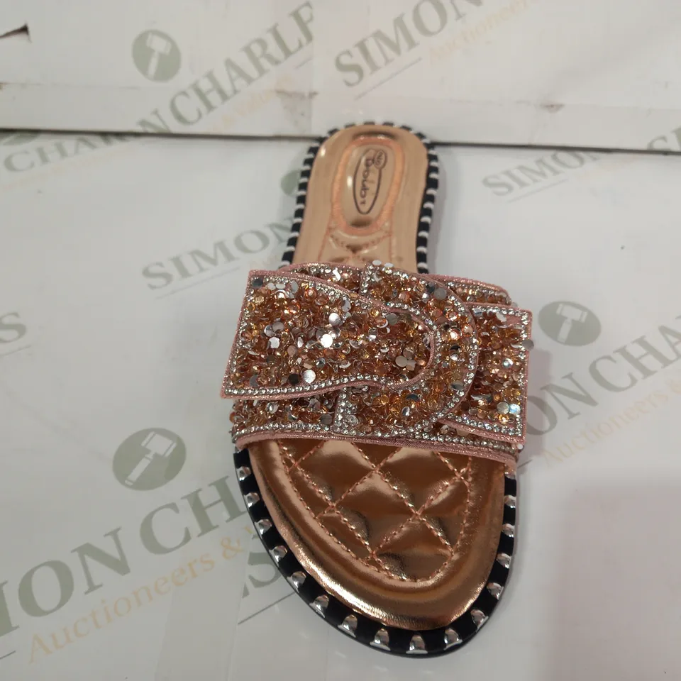 BOXED PAIR OF NO DOUBT OPEN TOE QUILTED FLAT SANDALS IN METALLIC ROSE GOLD COLOUR W. SEQUINS EU SIZE 39