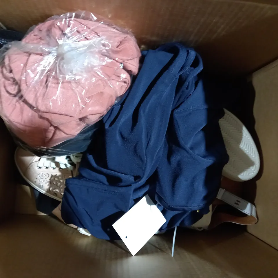 BOX OF APPROXIMATELY 5 ASSORTED CLOTHING AND FASHION ITEMS TO INCLUDE DESIGNER HEART PRINT TOP SIZE UNSPECIFIED, KIM & CO JACKET IN PINK SIZE 3XL, WYNNE LAYERS CARGO TROUSERS IN NAVY SIZE L, ETC