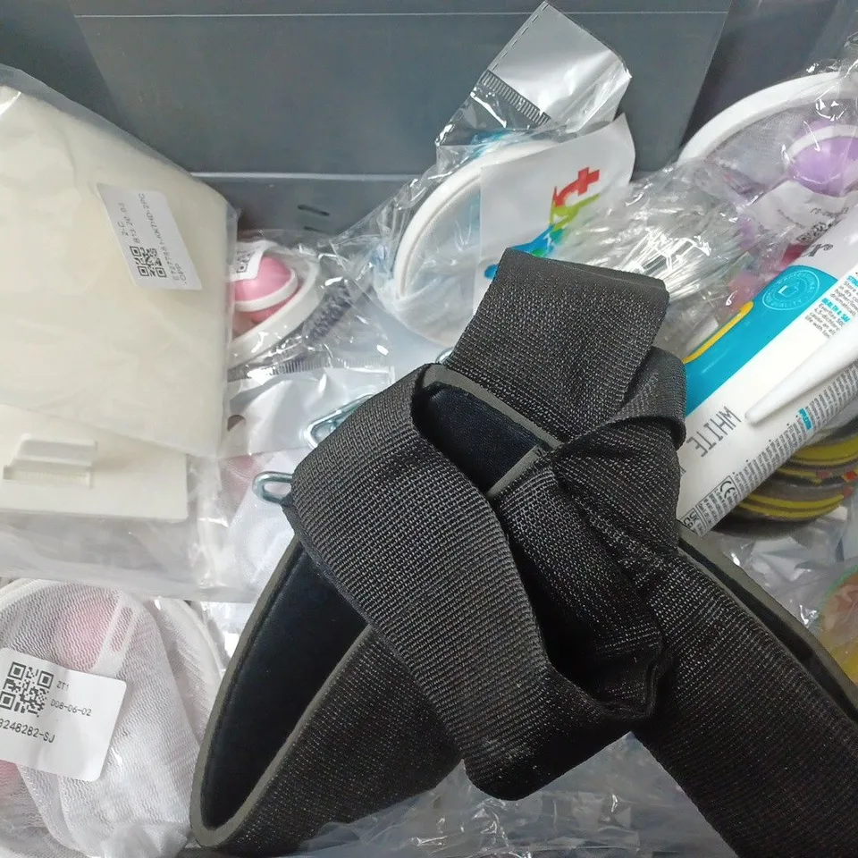 BOX OF APPROXIMATELY 12 ASSORTED ITEMS TO INCLUDE -DATA CABLE SET , EMBROIDERY DIY ART KIT , SILICONE ETC