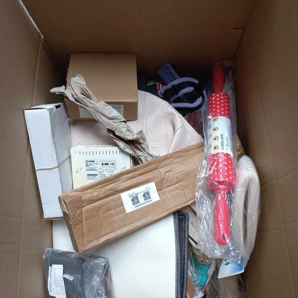 BOX OF APPROXIMATELY 25 ASSORTED ITEMS TO INCLUDE LAKELAND POLKA DOT ROLLING PIN, DOG HARNESS, SOFT NECK COLLAR, TATAY FOOD CONTAINER ETC