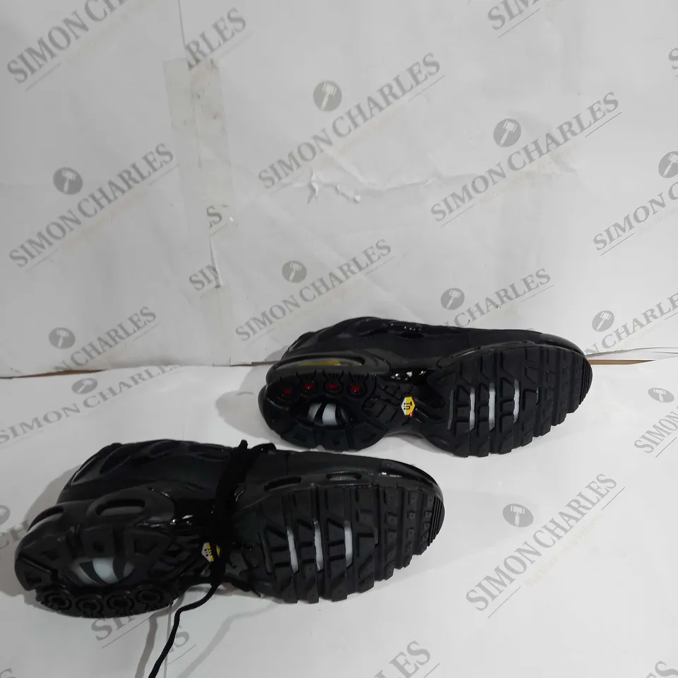 UNBOXED PAIR OF NIKE TN UK 9 BLACK 