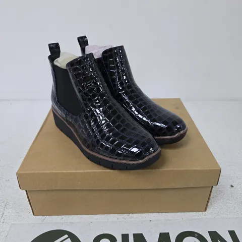 JO & JOE BLACK CROC-EFFECT CHELSEA BOOTS – UK 4