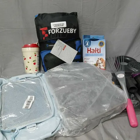 APPROXIMATELY 20 ASSORTED HOUSEHOLD ITEMS TO INCLUDE KNEEPADS, VACUUM CLEANER PARTS, COFFEE CUP, ETC