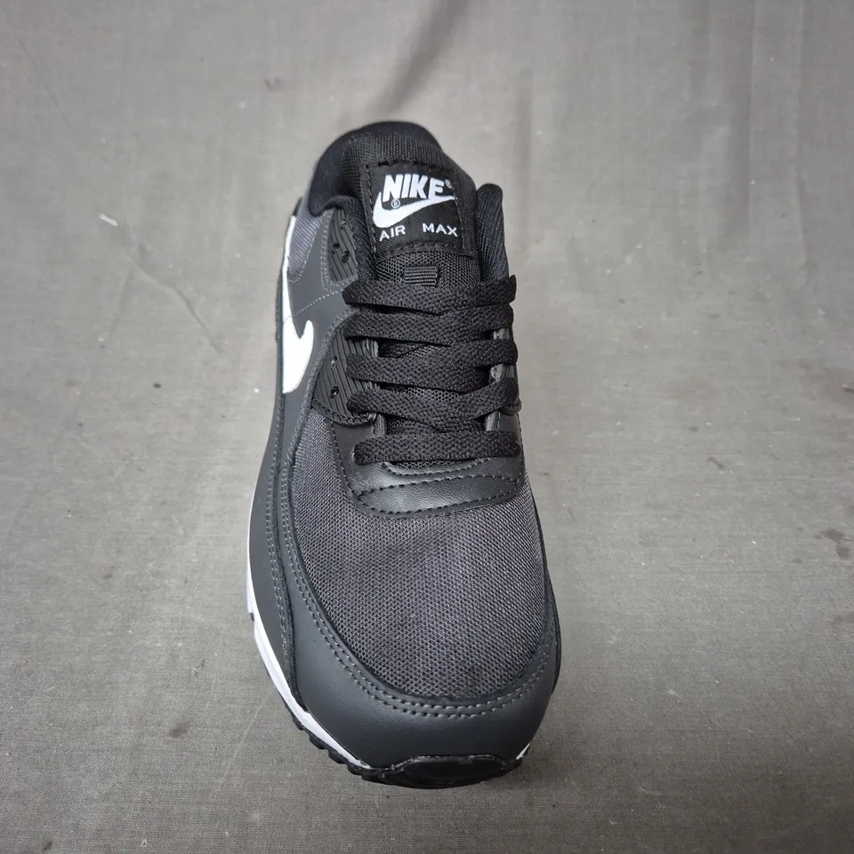 PAIR OF NIKEAIR MAX SHOES IN BLACK/WHITE UK SIZE 8