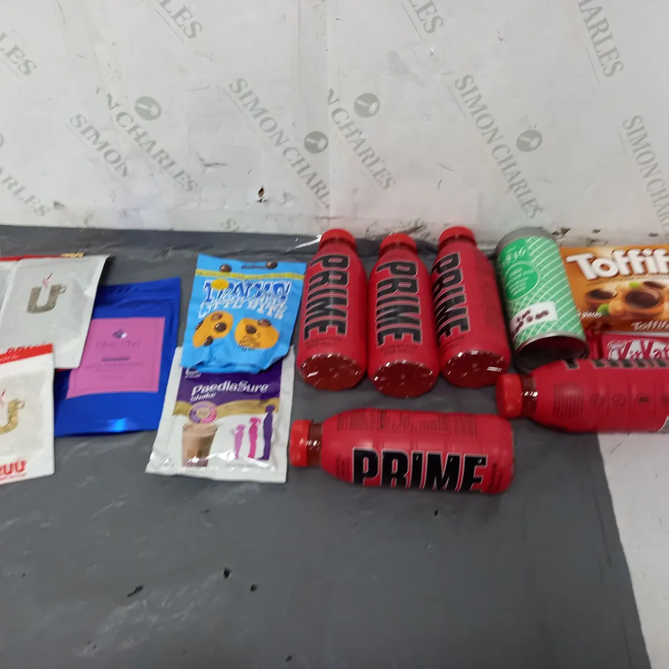 APPROXIMATELY 8 ASSORTED FOOD ITEMS TO INCLUDE - PRIME TROPICAL PUNCH, TOFFIFEE, AND BRUU TEA POUCH ETC. 