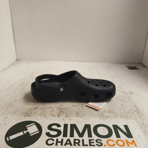 CROCS CLASSIC CLOG SANDALS – BLACK UK M12