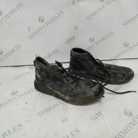 VIONIC WHITEY HIKER BOOTS BLACK SIZE 5.5 - UNBOXED 