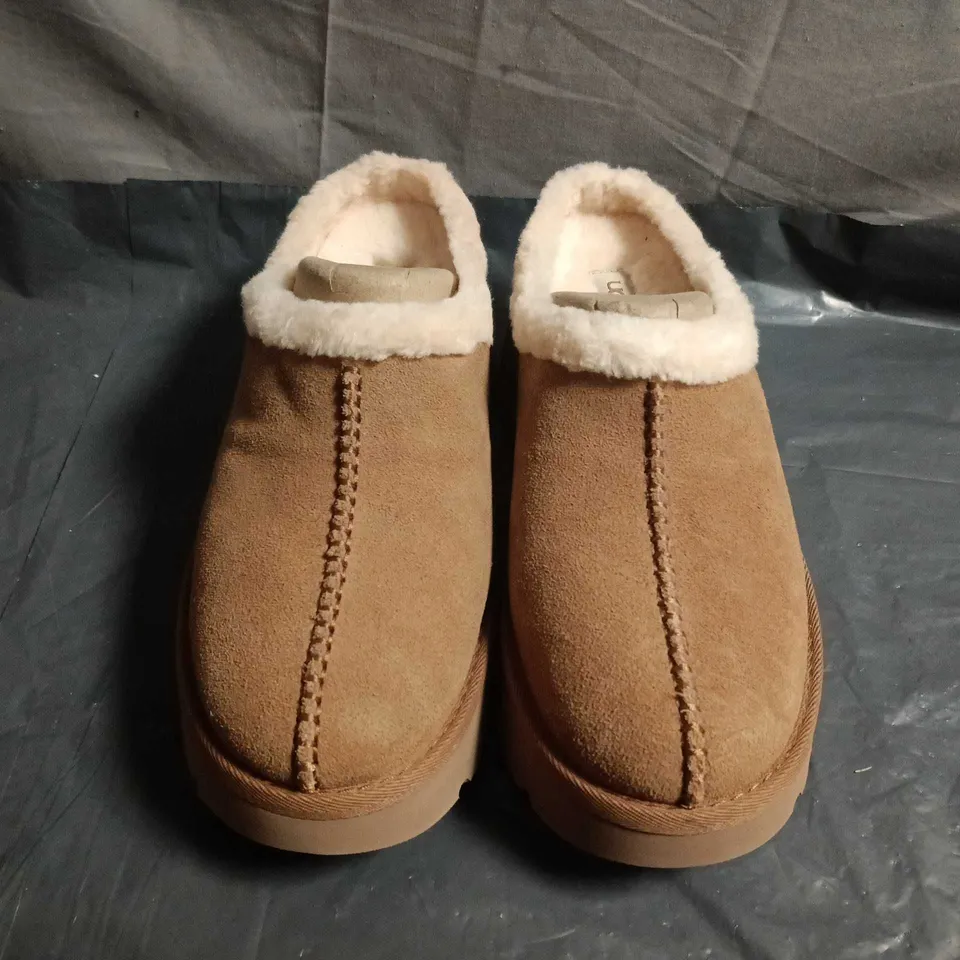 UNBOXED PAIR OF UGG TAN SUEDE MOCCASIN SLIPPERS WITH CREAM SHEARLING LINING – UK SIZE UNSPECIFIED