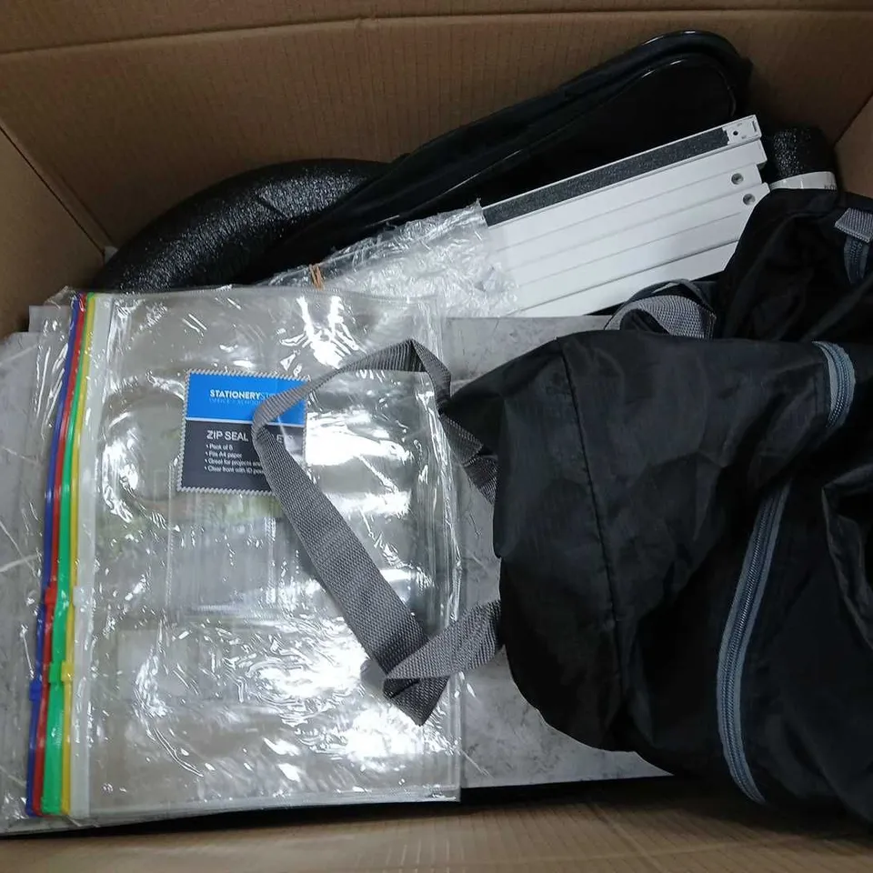 BOX OF APPROXIMATELY 15 ASSORTED ITEMS TO INCLUDE - EASTER WREATH, AMTECH FLEXIBLE DRAIN, AND RESMED AIRFIT PRO ETC. 