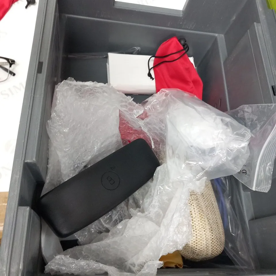 LARGE QUANTITY OF ASSORTED GLASSES AND CASES