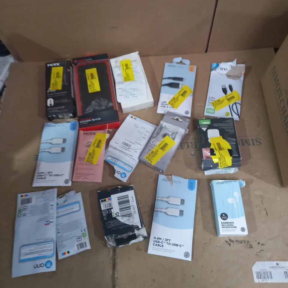 LOT OF APPROX 15 ASSORTED TECH ITEMS TO INCLUDE EARPHONES, CHARGING CABLES, POWER BANK ETC