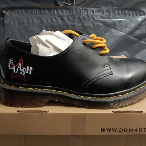 BOXED PAIR OF DR. MARTENS CHURCH QUAD BLACK VINTAGE SMOOTH LEATHER SHOES – UK7