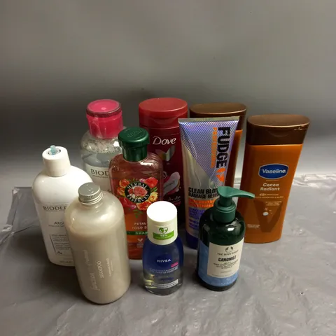 LOT OF 10 ASSORTED HEALTH AND BEAUTY PRODUCTS TO INCLUDE THE BODY SHOP CAMOMILE JELLY CLEANSER (245ML), VASELINE COCOA RADIANT MOISTERISER (400ML), HERBAL ESSENCES ROSE SHAMPOO (350ML), ETC.