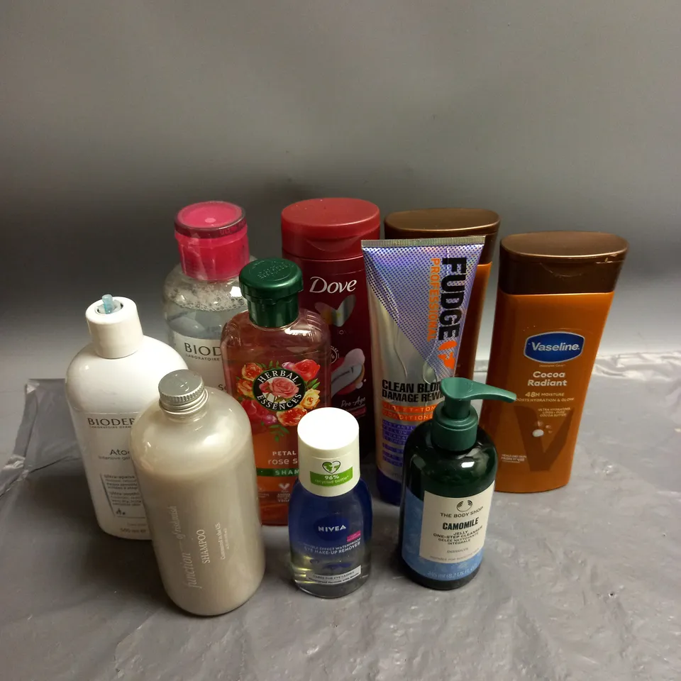 LOT OF 10 ASSORTED HEALTH AND BEAUTY PRODUCTS TO INCLUDE THE BODY SHOP CAMOMILE JELLY CLEANSER (245ML), VASELINE COCOA RADIANT MOISTERISER (400ML), HERBAL ESSENCES ROSE SHAMPOO (350ML), ETC. 
