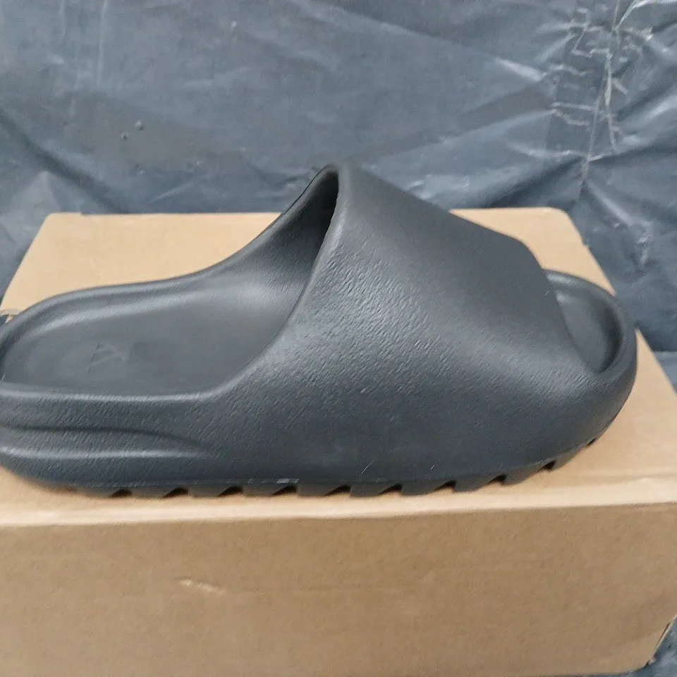 BOXED PAIR OF YEEZY SLIDES - UK SIZE 9
