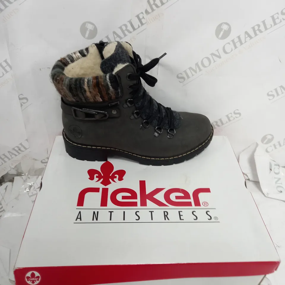 BOXED RIEKER MULTI CUFF HIKING BOOTS, GREY/NAVY - SIZE 3.5 