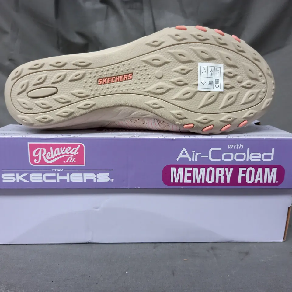 BOXED PAIR OF SKECHERS TRAINERS IN CREAM SIZE 5.5