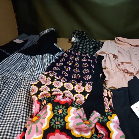 LOT OF APPROX 20 ASSORTED CLOTHING ITEMS VARYING IN SIZE/COLOUR/STYLE TO INCLUDE: TROUSERS, SKIRTS, TOPS