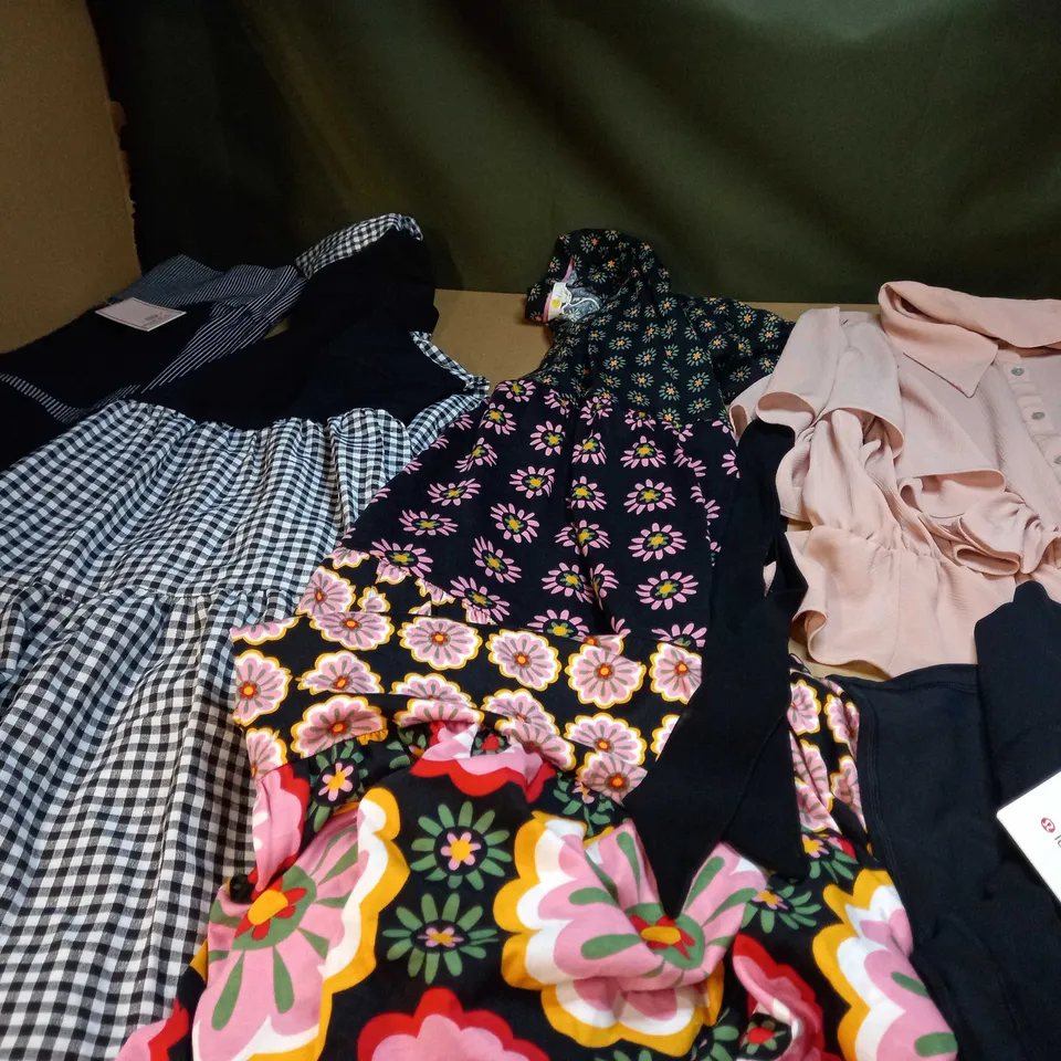 LOT OF APPROX 20 ASSORTED CLOTHING ITEMS VARYING IN SIZE/COLOUR/STYLE TO INCLUDE: TROUSERS, SKIRTS, TOPS